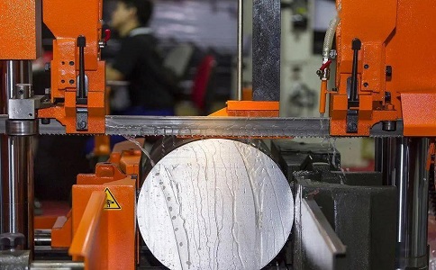 谷城立式金属带锯床切削出现跑带故障解决方法！